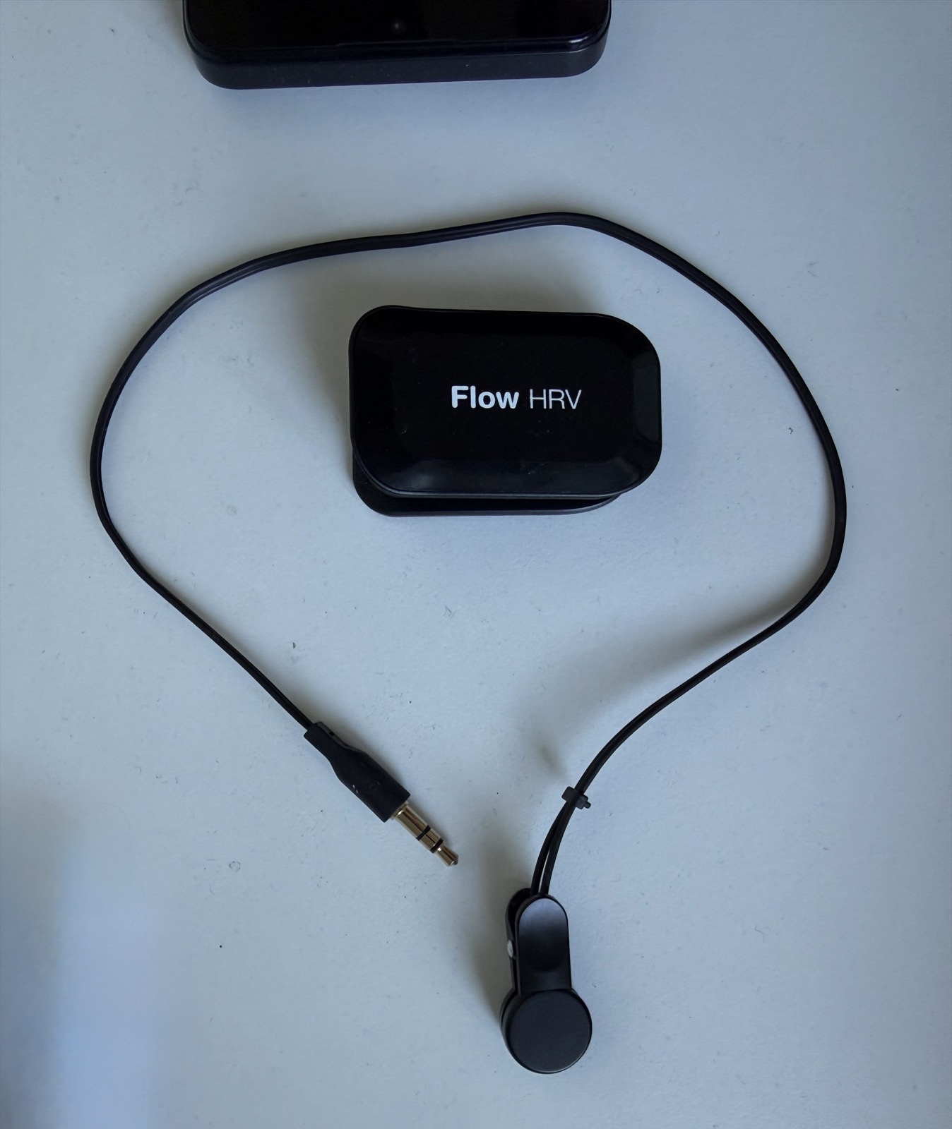 Urządzenie Flow HRV z czujnikiem zakładanym na ucho — mobilny biofeedback
