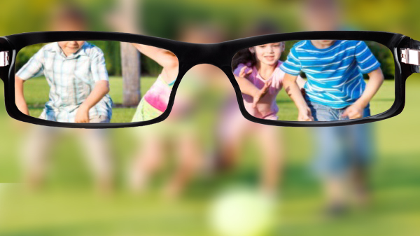 Oto jak mocno ograniczone jest pole widzenia osoby w okularach.